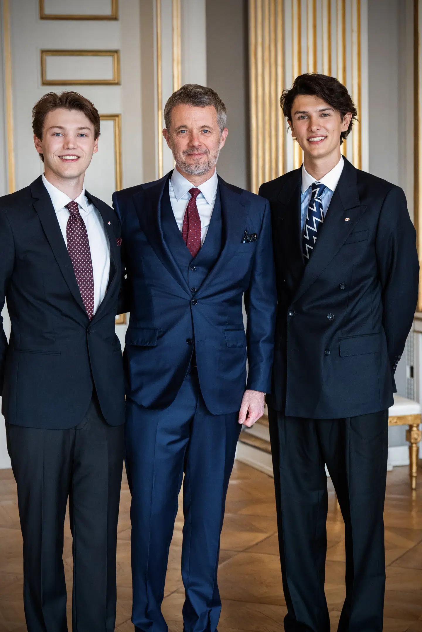 Ved en privat begivenhed tildelte kong Frederik mandag ordener til grev Nikolai og grev Felix, viser billeder, som kongehuset selv har taget.