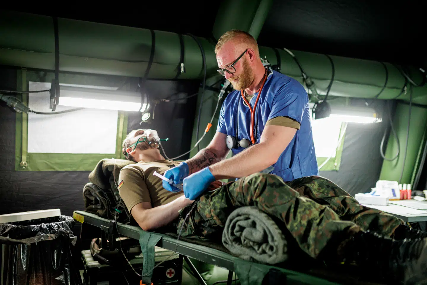 Tyske militærlæger simulerer, hvordan de skal hjælpe sårede soldater under en NATO-øvelse i 2024