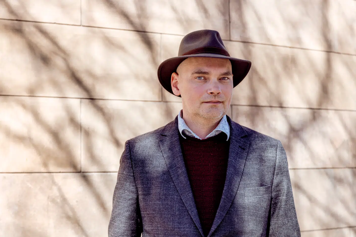 Harald Voetmann debuterede i 2000 med kortprosasamlingen »Kapricer«, og er aktuel med romanen »Lysmesse«.