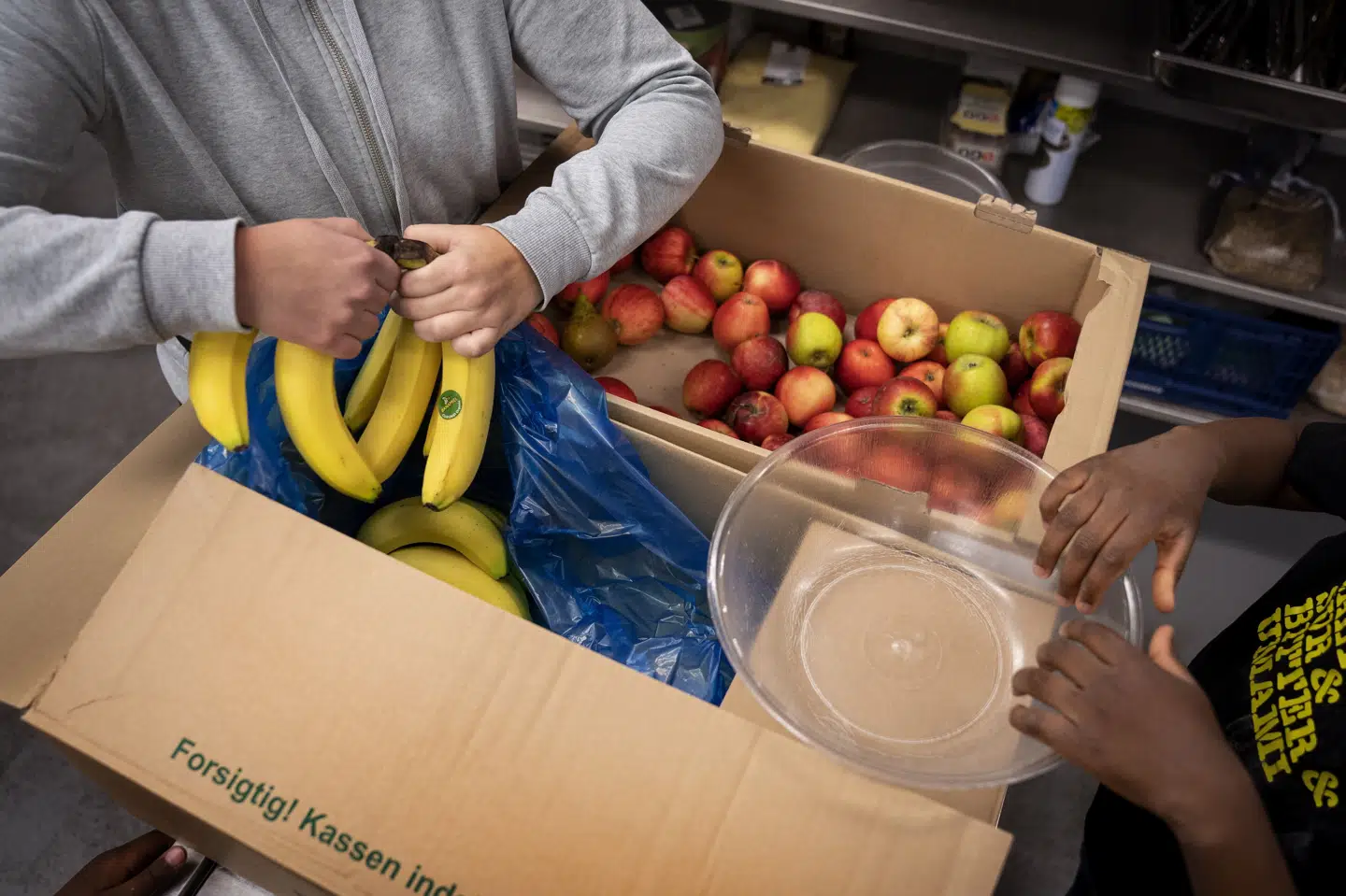 Skolemad skal både være sund og skabe fællesskaber. Knap 200 skoler i Danmark er ved lodtrækning blevet udtrukket til at være med i et forsøg med gratis eller billig skolemad. (Arkivfoto).