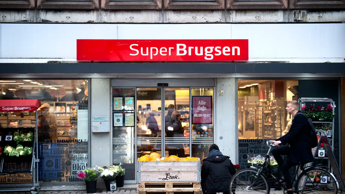 Det er et dagligt problem, at kunder lægger varer på forkerte steder i supermarkederne, lyder det fra Coop, der blandt andet driver SuperBrugsen.