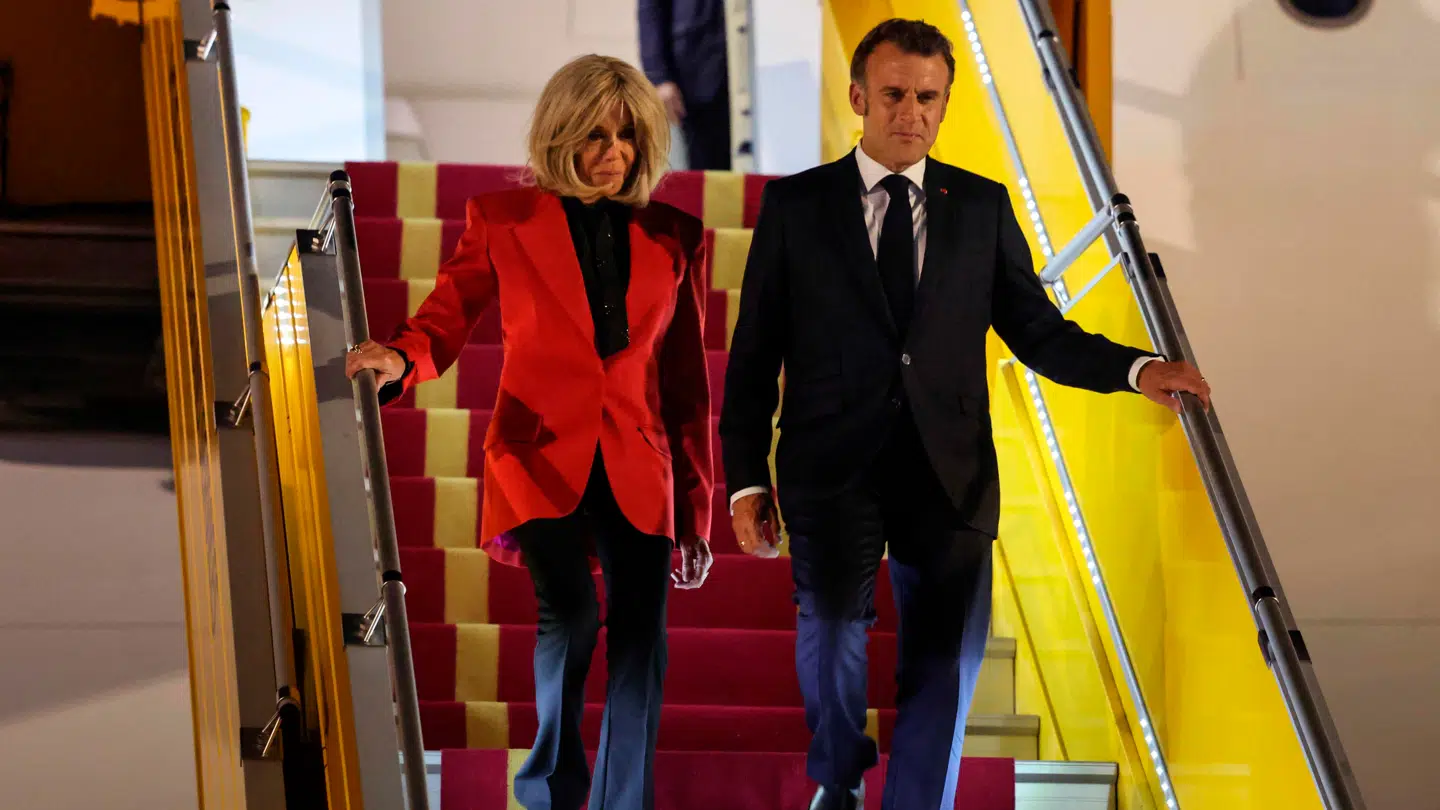 Brigitte og Emmanuel Macron på vej ud af flyet i vietnamesiske Hanoi, få sekunder efter optrinet.