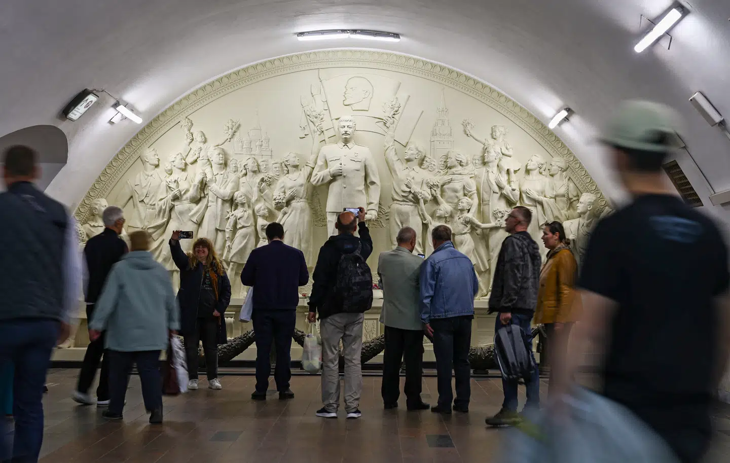Folk tager billeder af det nyligt genopførte relief af Josef Stalin på stationen Taganskaja. Foto: Evgenia Novozhenina, Scanpix