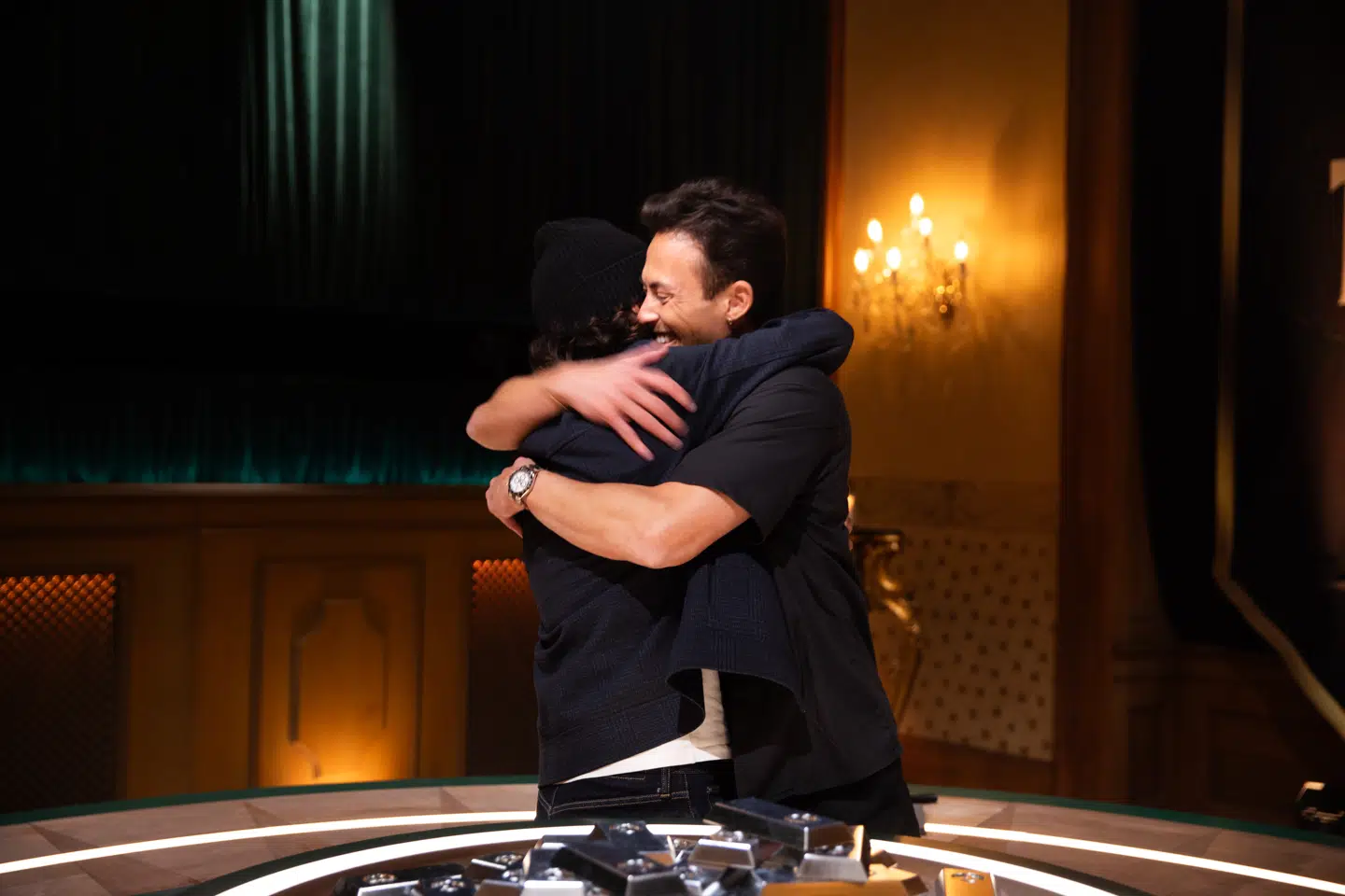 Nicky Andersen og Ali Jaseem i omfavnelse, efter de har vundet 'Forræder'.