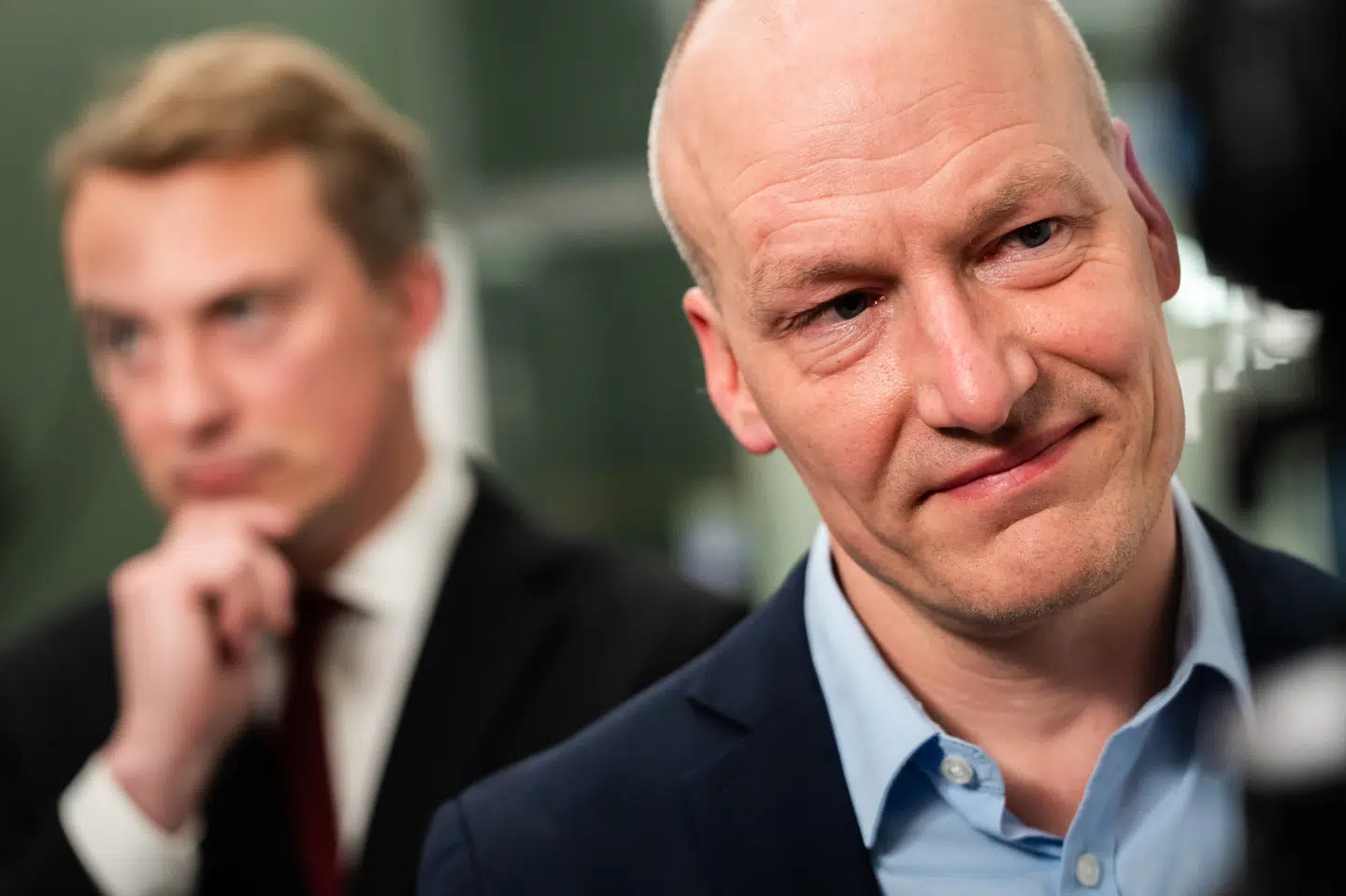Både Dansk Folkepartis formand, Morten Messerschmidt (til venstre), og Enhedslistens politiske ordfører, Pelle Dragsted (til højre), er i mod ny vederlagsreform, da fremtidens folketingspolitikere kan se frem til en lønstigning. (Arkivfoto).