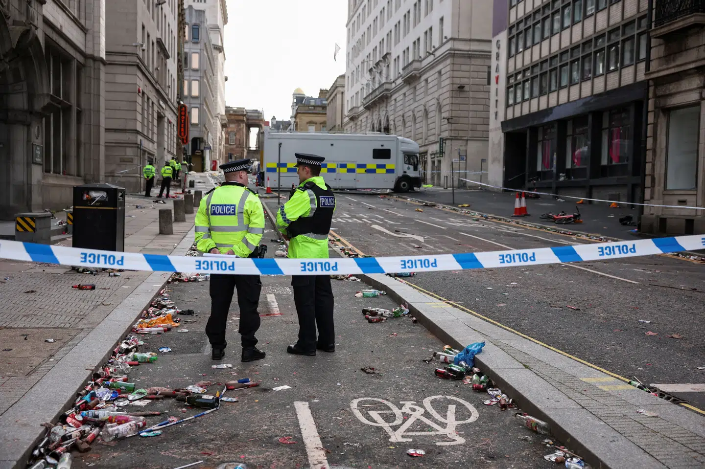 Betjente arbejder, hvor en bil kørte ind i folkemængde under fejringer af Liverpool FC's fodboldmesterskab.