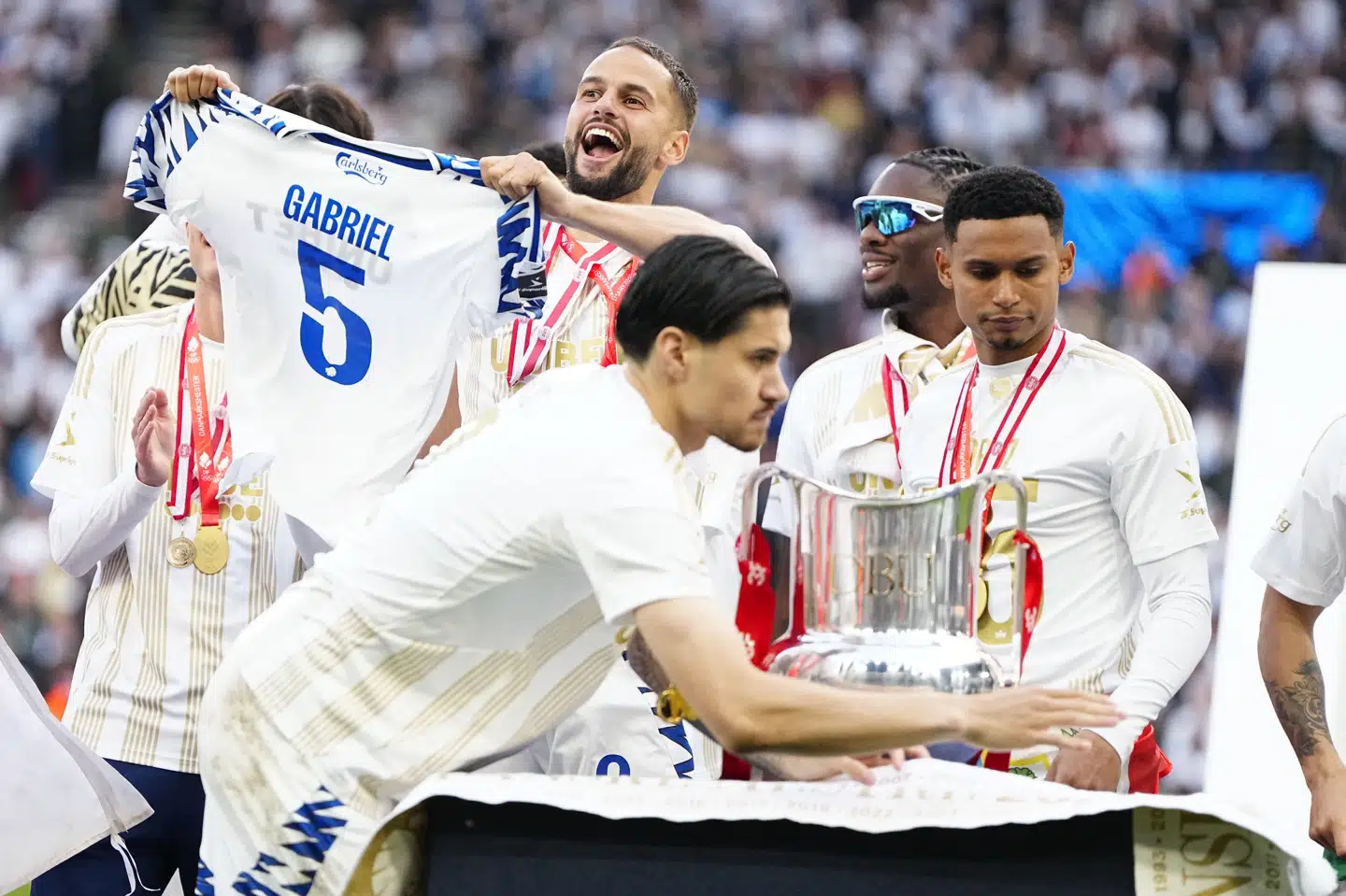 FC København-stopperen Gabriel Pereira blev skadet i søndagens guldkamp i Parken, og brasilianerens trøje blev efterfølgende hevet med i mesterskabsfejringen.