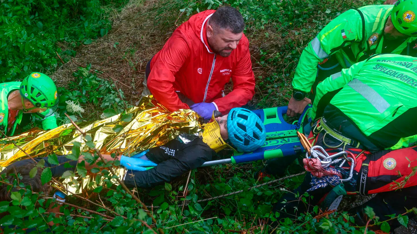 Uhyggeligt scenario i Giroens 16. etape, hvor rytteren Alessio Martinelli var udsat for et farligt styrt.