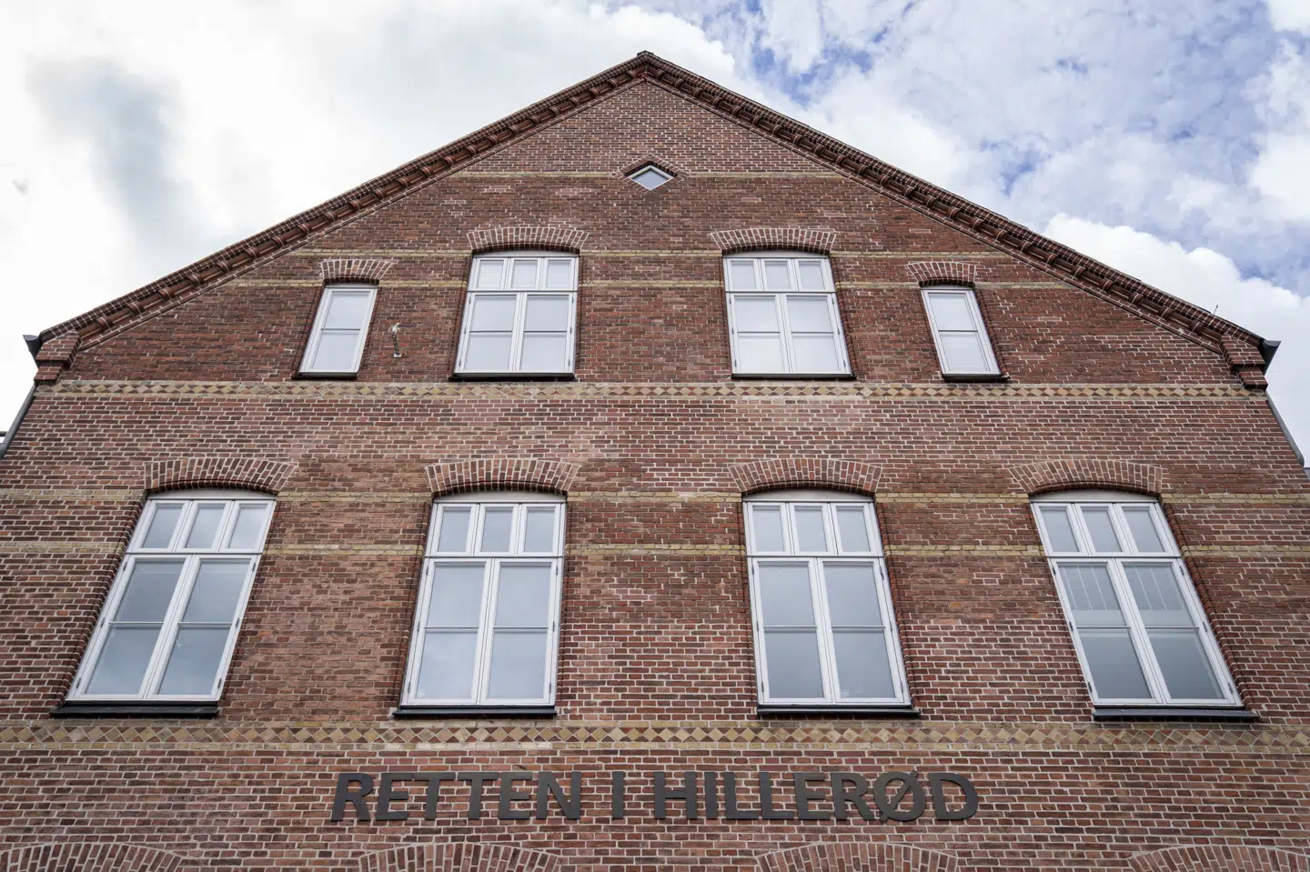 Ved Retten i Hillerød skal to mænd i grundlovsforhør onsdag morgen i en sag om skatte- og momsunddragelse og hvidvask. De begæres varetægtsfængslet. I alt blev tre mænd anholdt i sagen tirsdag, men den tredje blev løsladt efter endt afhøring. (Arkivfoto).