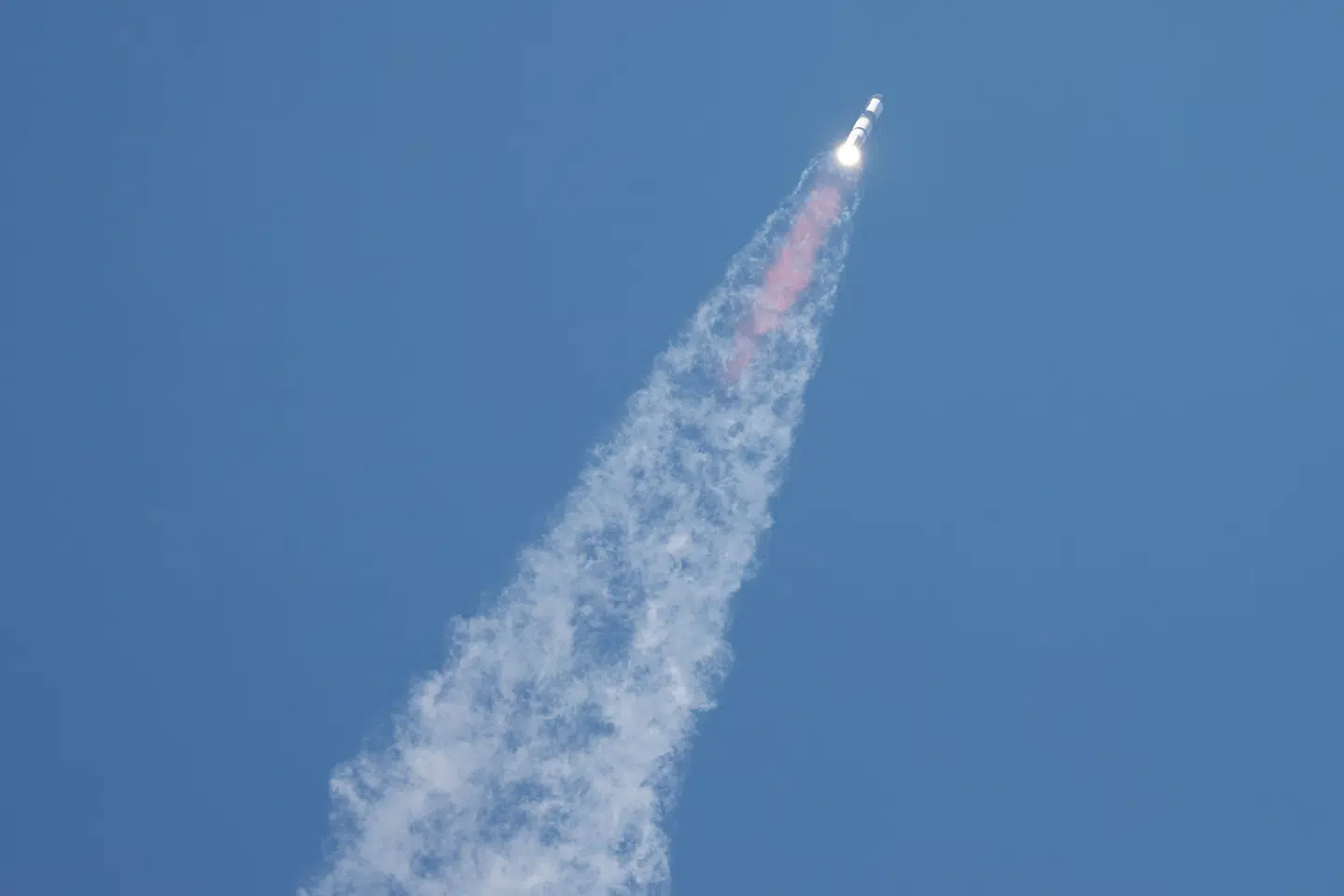Raketsystemet Starship blev natten til onsdag opsendt fra Boca Chica i Texas. I rummet mistede rumfartsselskabet kontrollen med fartøjet, der roterede om sig selv og lækkede brændstof.