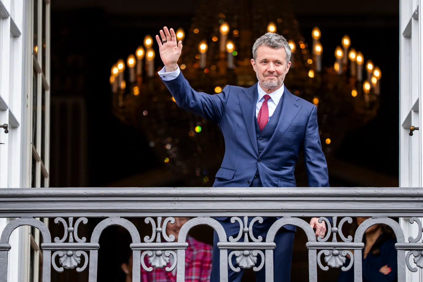 Kong Frederik X vinker fra balkonen på Frederik VIII's Palæ i anledning af kongens 57 års fødselsdag, Amalienborg Slot i København, mandag den 26. maj 2025.. (Foto: Ida Marie Odgaard/Ritzau Scanpix)