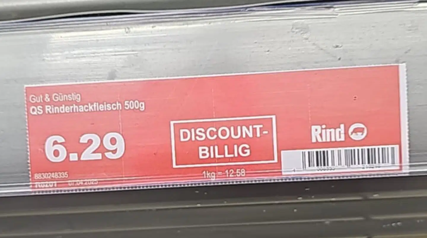 Sådan så hyldeforkanten ved det hakkede oksekød (rinderhackfleisch) ud i det tyske supermarked Edeka ud, da Børge Stokholm tidligere på måneden lagde vejen forbi. Her koster 500 gram (8-12 procent fedt, red.) 6,29 euro. Det svarer til 46,92 kroner. Til sammenligning er prisen pr. halve halve kilo hakket oksekød med samme fedtprocent 68,69 kroner i blandt andet Rema 1000 og Bilka.