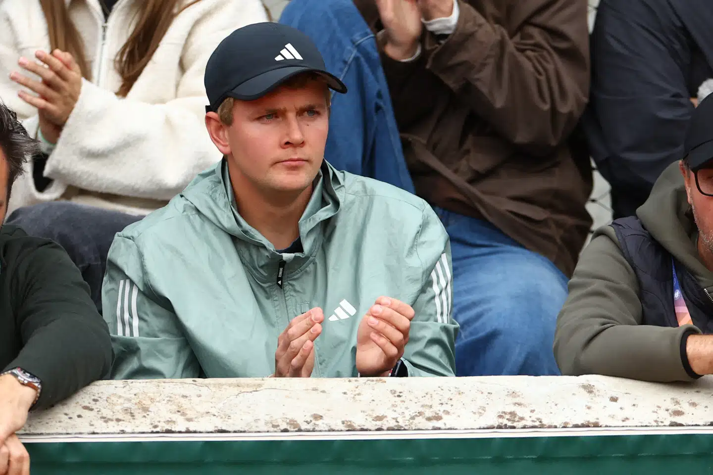 Kasper Elsvad udstrålede sin vanlige ro fra trænerboksen, da Clara Tauson mandag indledte French Open med en sejr i tre sæt over Magda Linette.