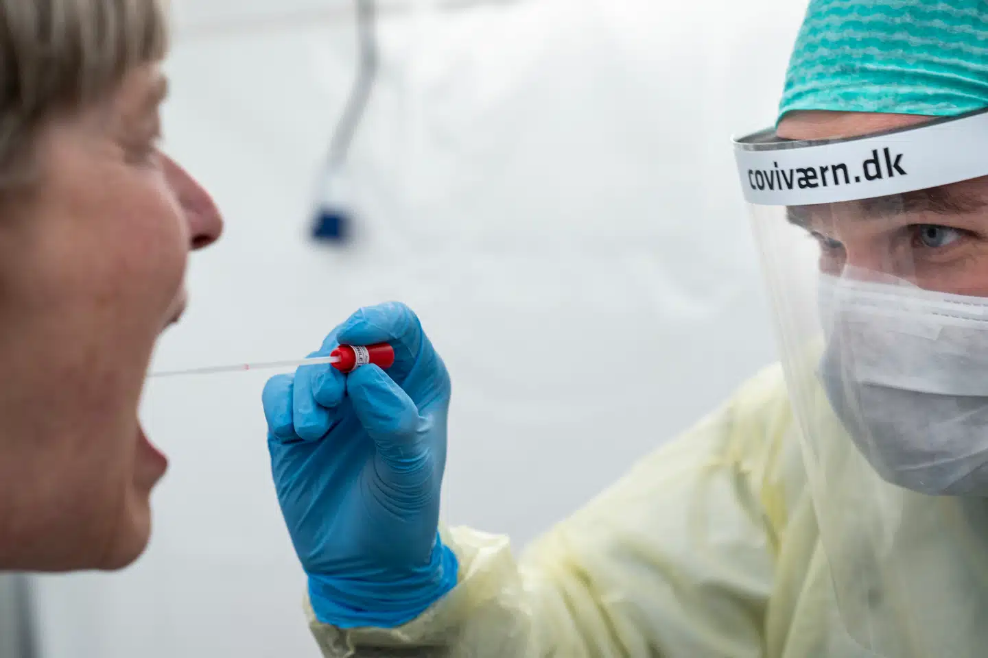 Der er en ny variant i byen, som kommer til at være den dominerende trussel på coronafronten i en rum tid fremover, varsler eksperter. Men det er et spørgsmål, om vi behøver at være særlig bange for den