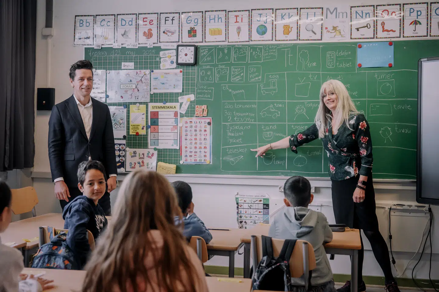 Integrationsminister Kaare Dybvad (S) og børne- og undervisningsminister Mattias Tesfaye (S) fik syn for sagn på den københavnske vestegn, da de blandt andet besøgte skolens modtageklasser for børn, der ikke kan tale dansk. Siden 2022 har skolen måttet oprette 11 klasser til formålet.