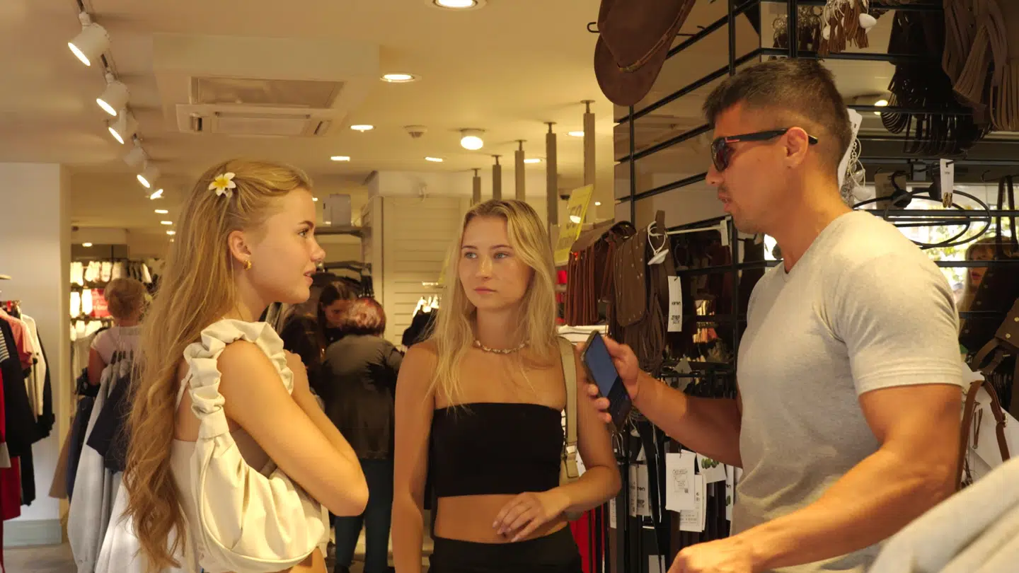 I afsnit to har de to tvillinger fra Randers deres yngre søskende med i Alanya, hvor de blandt andet må afvise en meget pågående lokal.