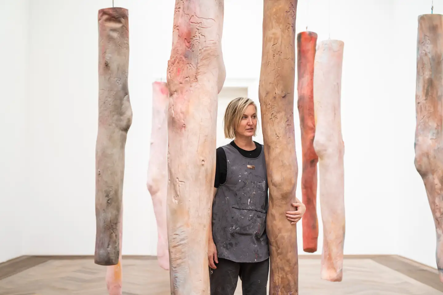 Kaari Upson, her fotograferet i Kunsthalle Basel i 2019, blev kun 51 år gammel. Hendes »Mother's Legs« var en født klassiker
