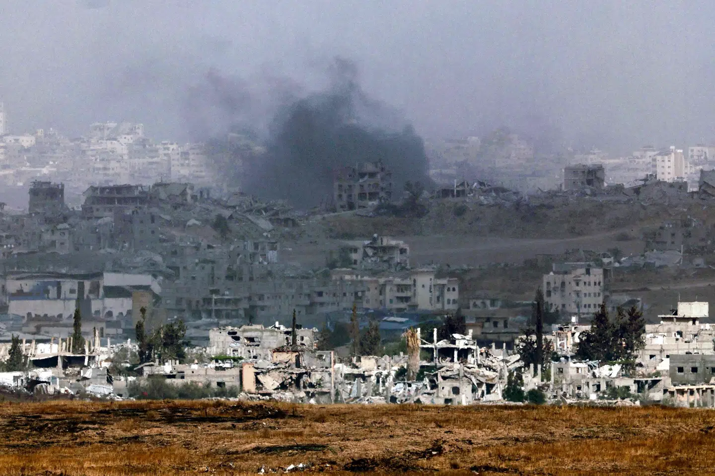 Israel har på ny skruet op for angrebene i Gaza, hvor røg onsdag ses stige i vejret.