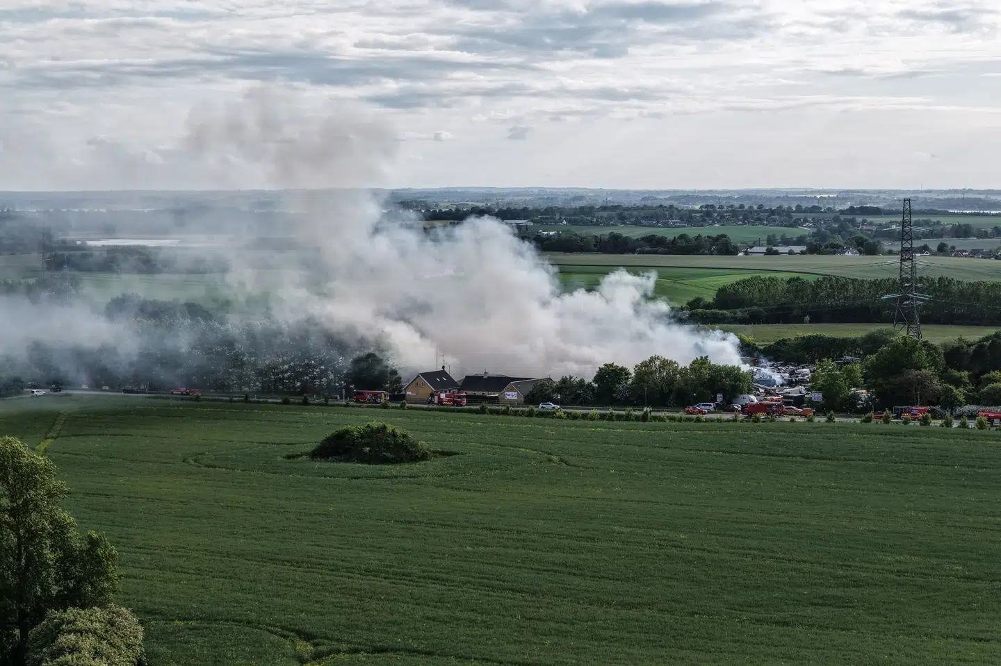 Onsdag eftermiddag udbrød en brand hos en autoophugger nord for Ølstykke. Branden udviklede kraftig røg.