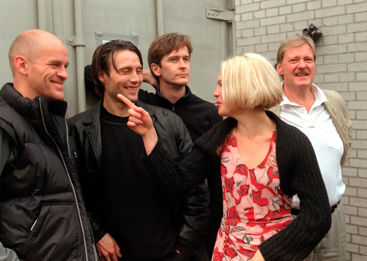 Skuespillerne (fra venstre) Lars Bom, Mads Mikkelsen, Lars Brygmann, Trine Pallesen og Waage Sandø til pressefotografering i 1999 forud for lanceringen af 'Rejseholdet'.