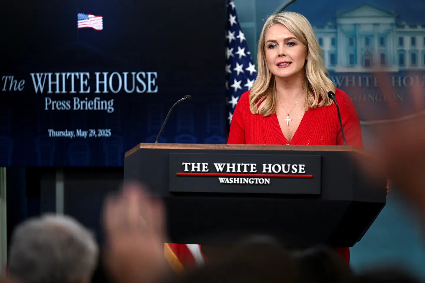 På talerstolen gav Karoline Leavitt udtryk for, at administrationen vil kæmpe for toldsatsernes bevarelse.