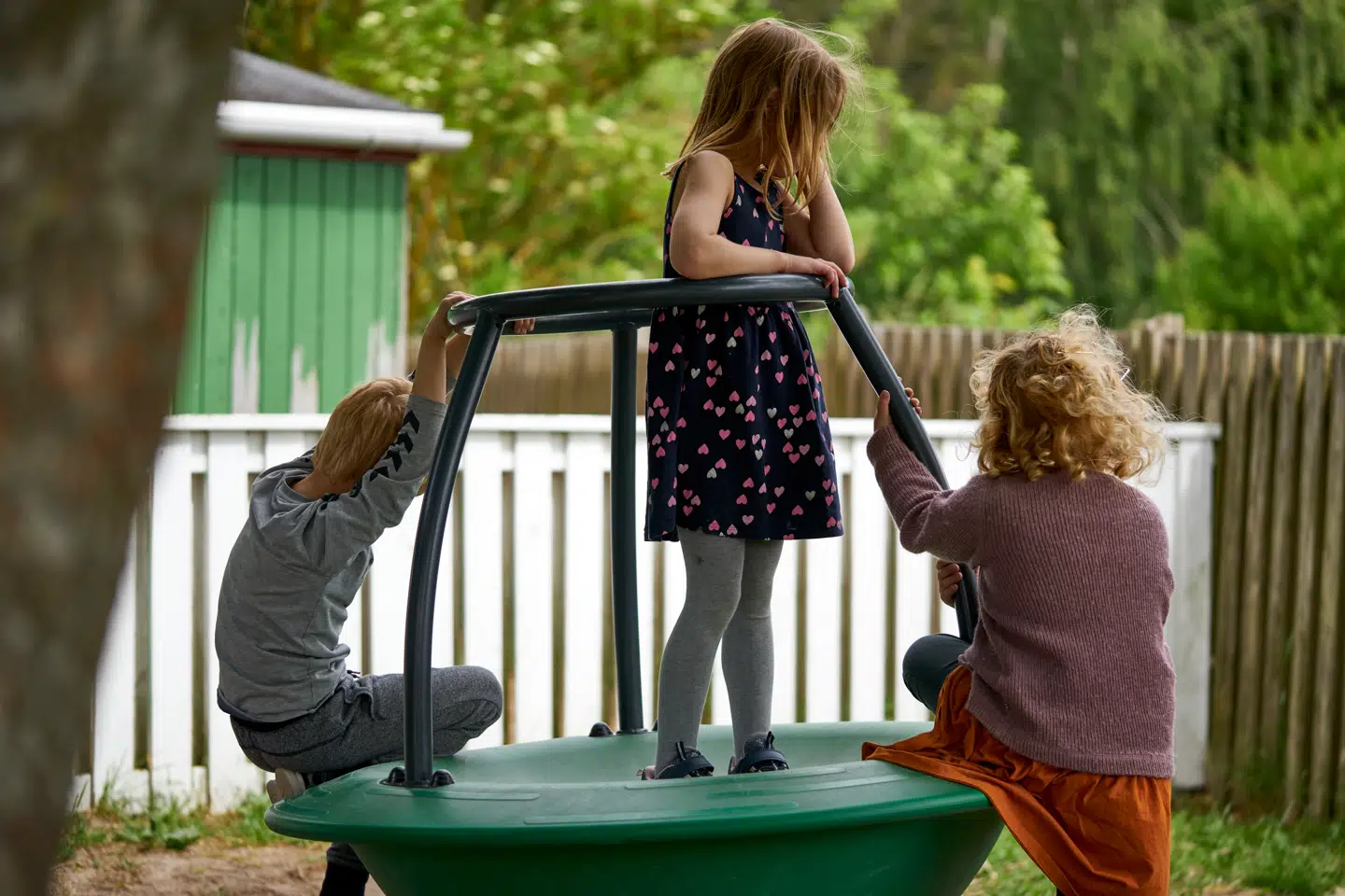 Når arv glider ud til andres børn, føles det for nogle som at vande naboens hæk med sin egen brønd. Juraen kan hjælpe, men kræver præcision. Et velskrevet testamente – med særeje, successiv arv og klare viljer – er nøglen, lyder rådet fra advokat Allan Ohms.