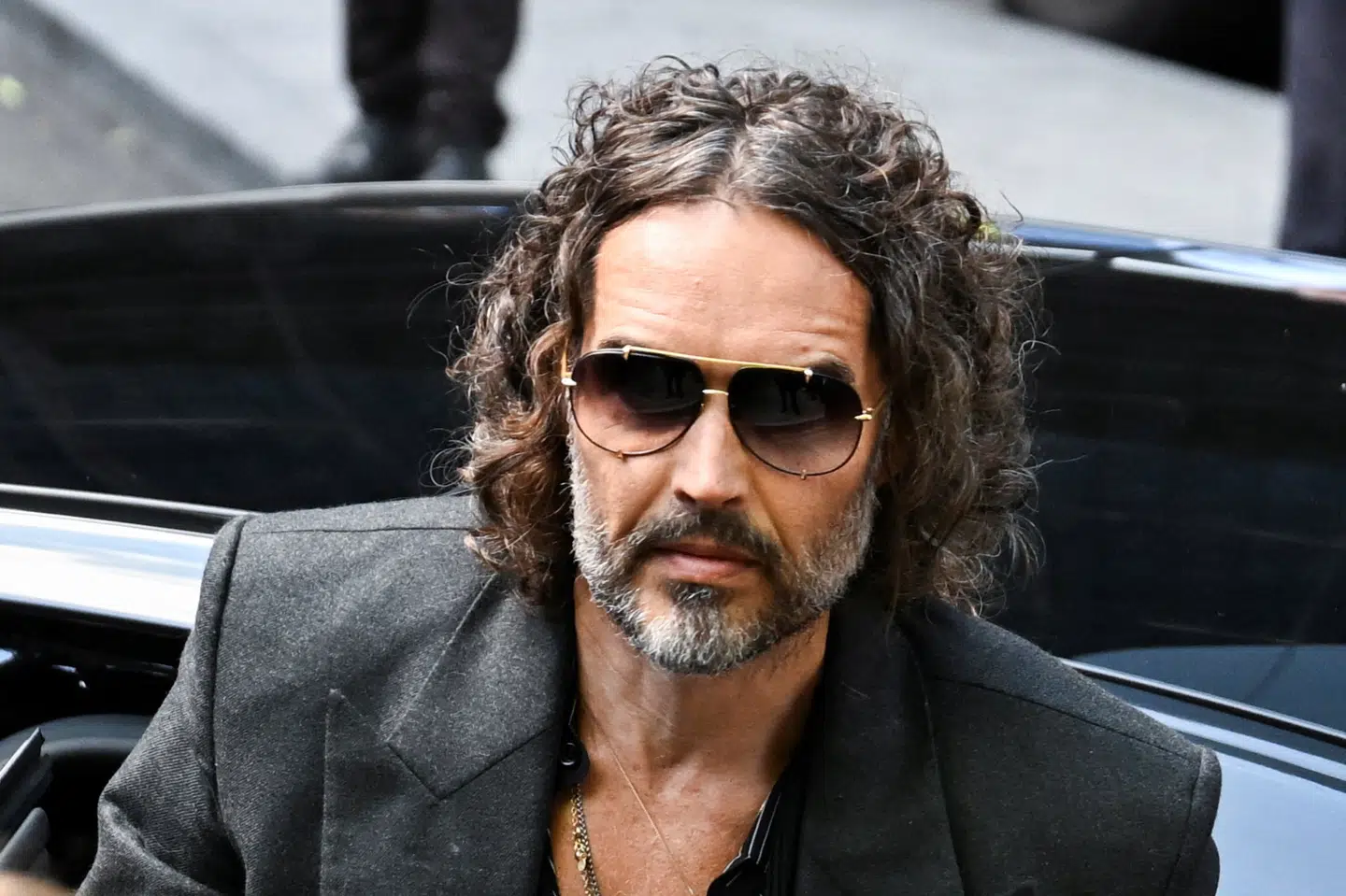 Russell Brand ankommer til retsmøde i Southwark Crown Court i London fredag.