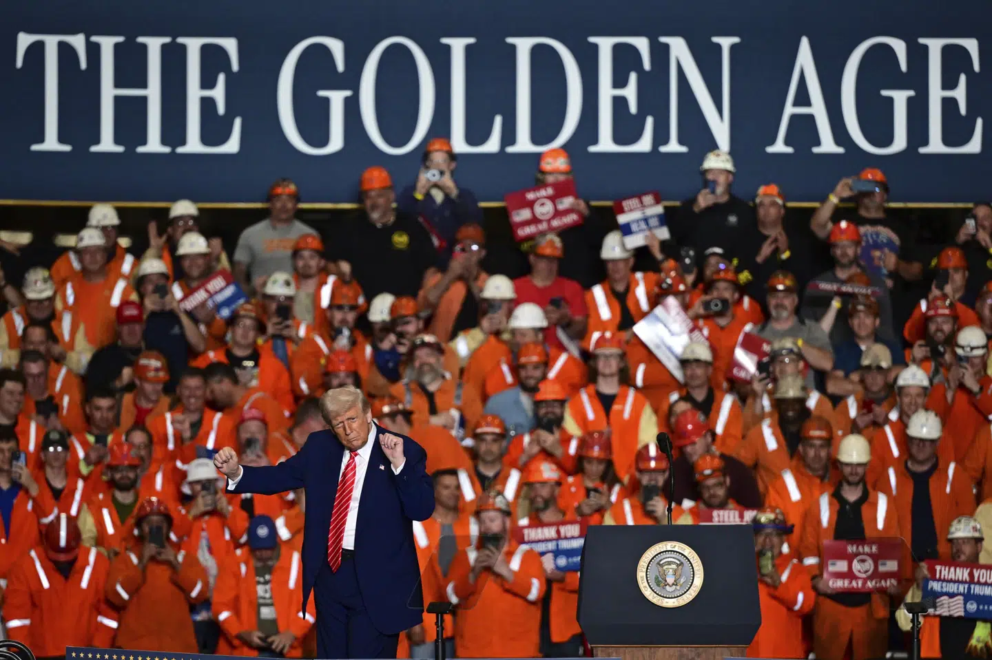 Donald Trump danser, efter at han har talt til stålarbejdere i U.S. Steel i Pennsylvania.