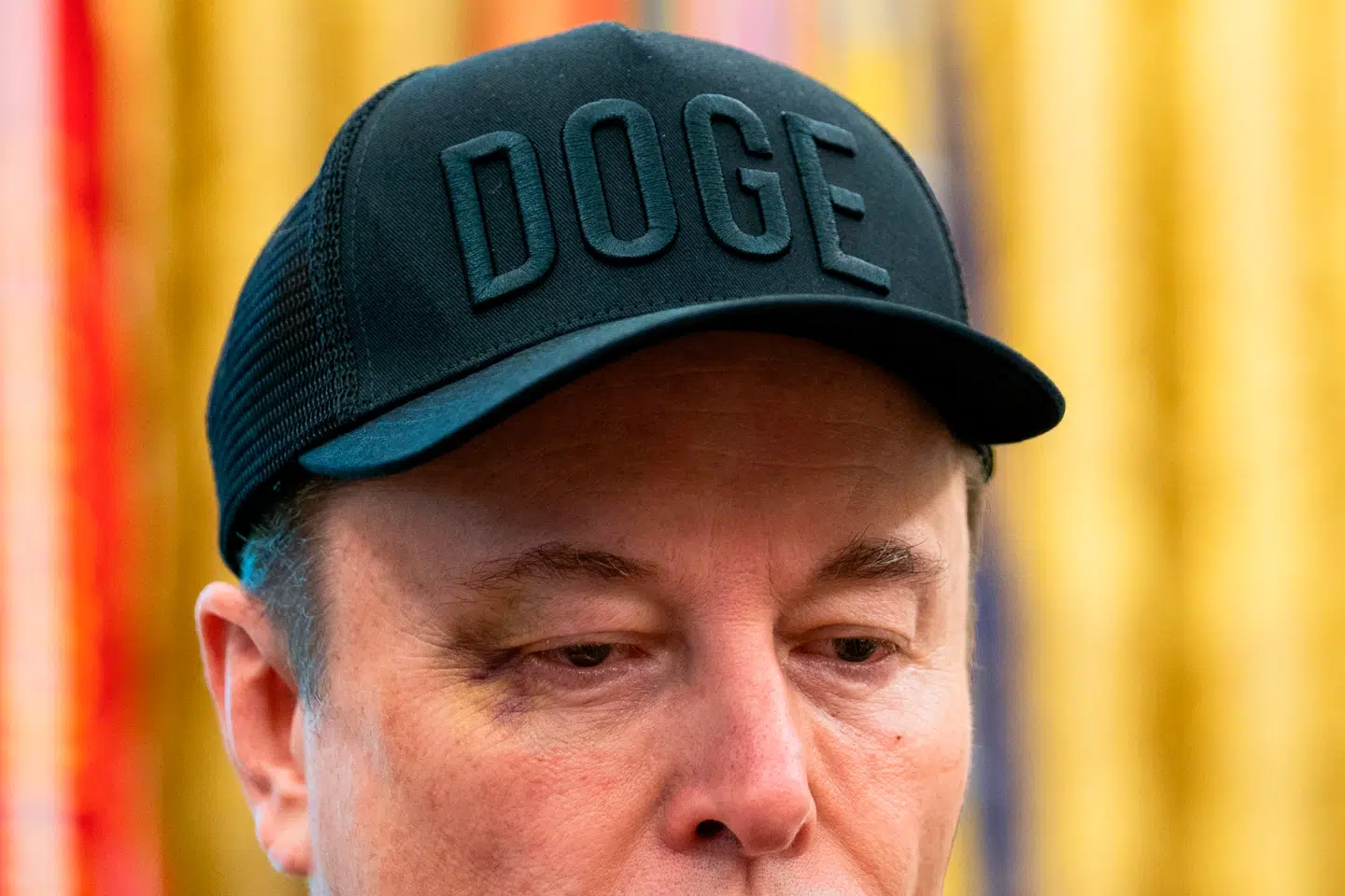 Elon Musk havde medbragt en Doge-kasket og et blåt øje.
