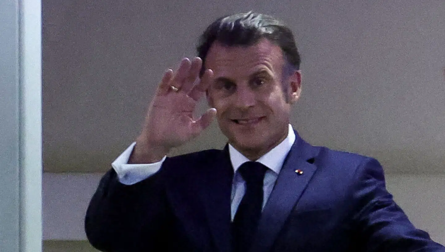 Frankrigs præsident, Emmanuel Macron, vinker i forbindelse med sin ankomst til Vietnams hovedstad, Hanoi. Men umiddelbart forinden skete der noget, som siden har fået enorm opmærksomhed – og nu kommenterer USAs præsident, Donald Trump, sagen.