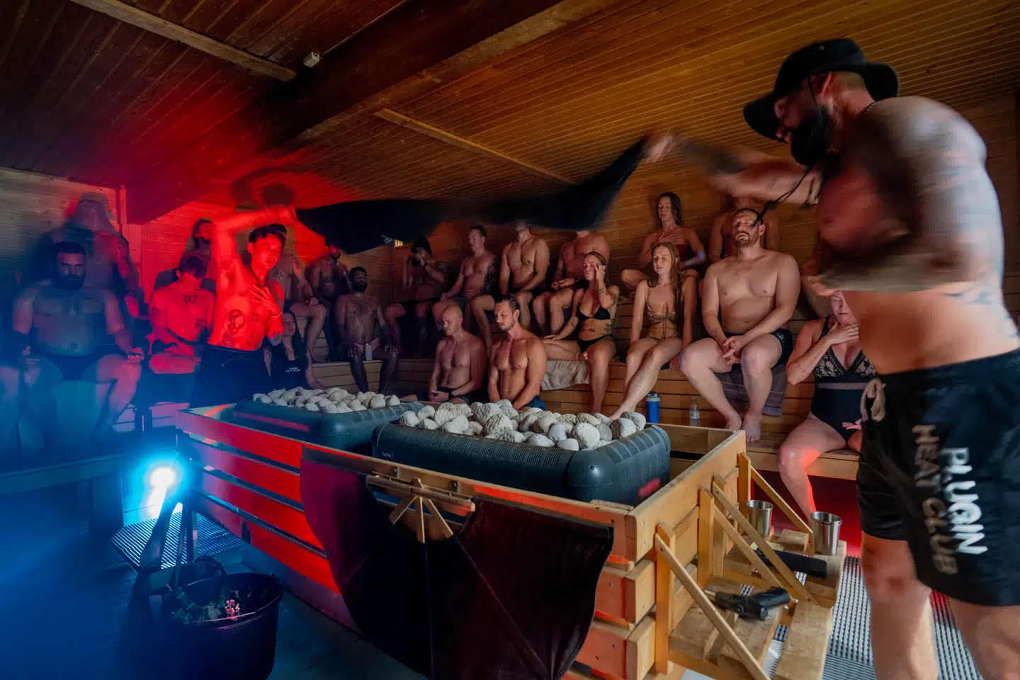 Den hyperpopulære saunagusklub Plugin Heat Club har fundet vejen til iværksættere og andre entreprenante typers hjerter. Berlingske tog med, for at finde ud af hvorfor.
