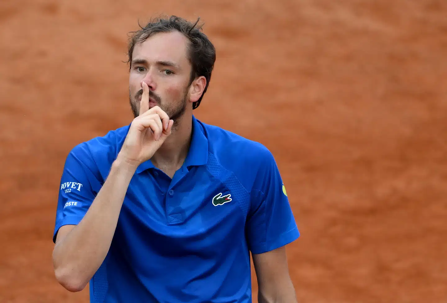 Russiske Daniil Medvedev gestikulerer, mens han spiller mod italienske Lorenzo Musetti. Foto: Ettore Ferrari, Scanpix