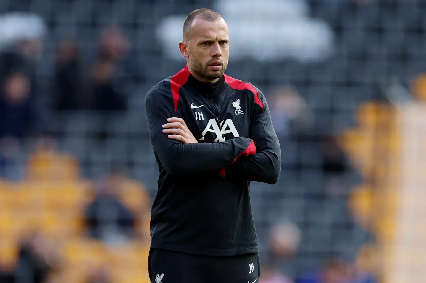 John Heitinga nåede at være assistent i Liverpool i et år, før Ajax slog kløerne i ham.