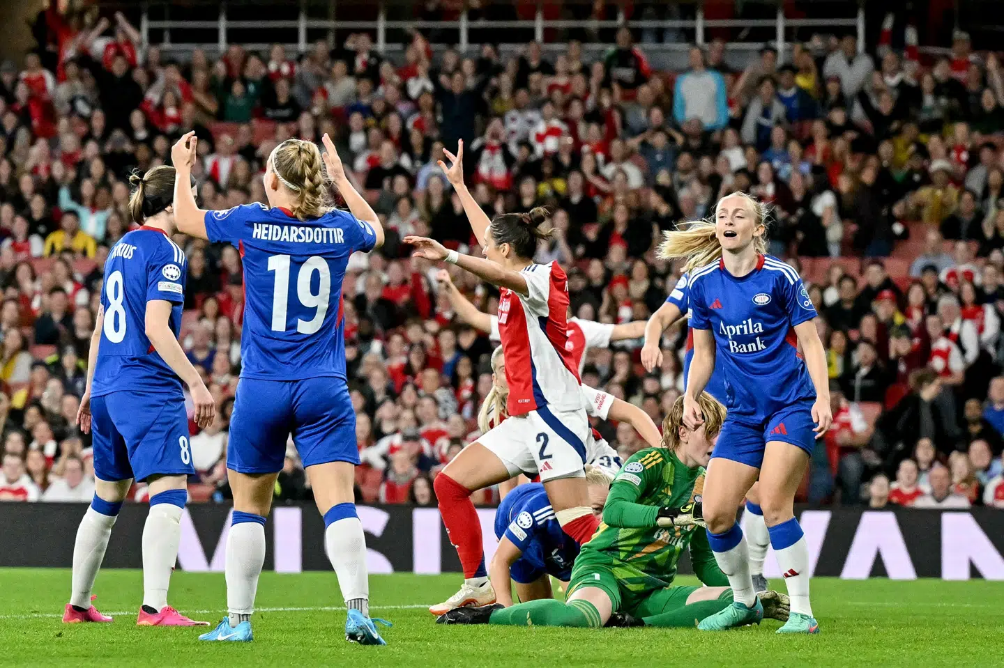 Vålerenga, der her indkasserer et mål mod Arsenal i Champions League, er den ene part i den mystiske dopingsag. (Arkivfoto).