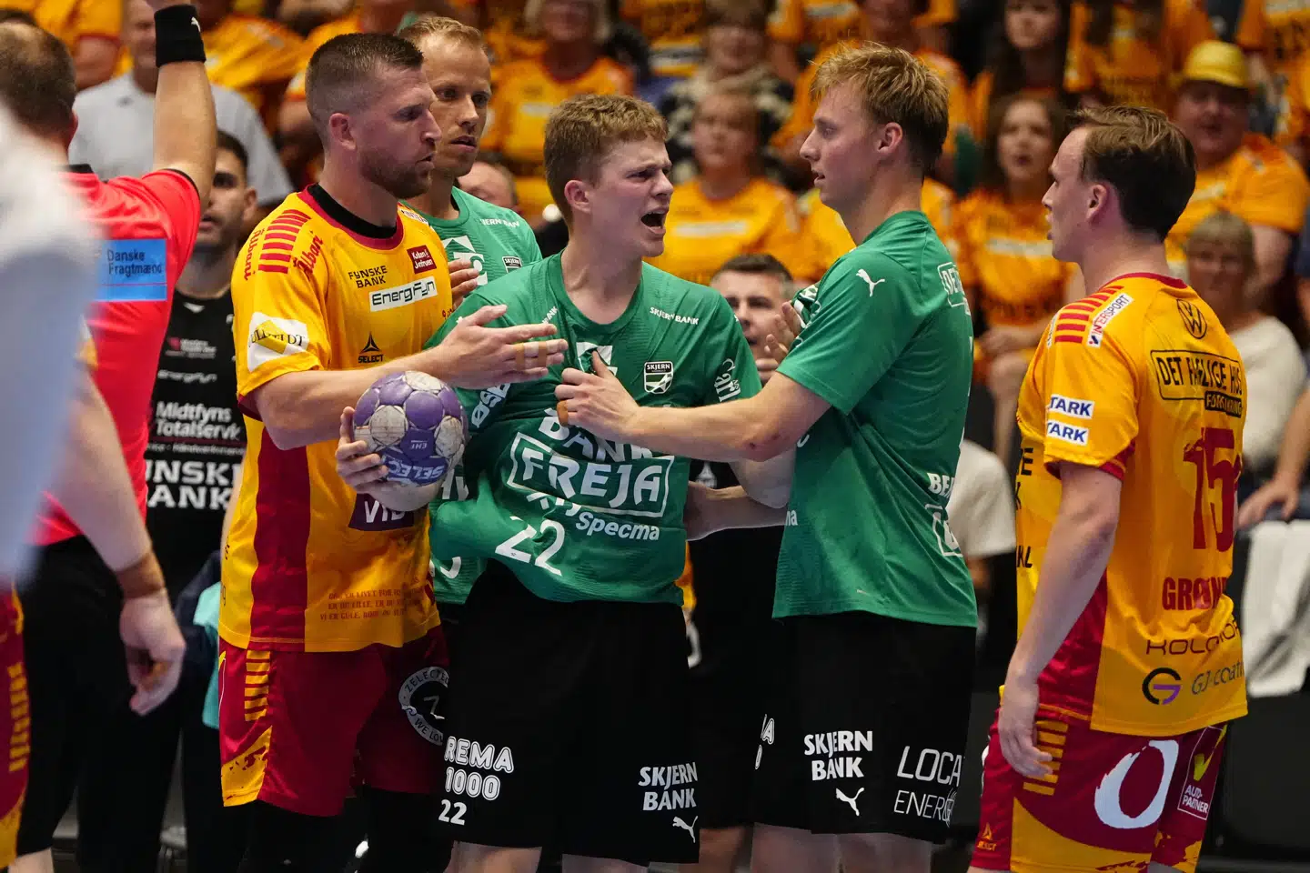 Intensitet og nervøsitet afløste det gode håndboldspil i en tæt anden halvleg.