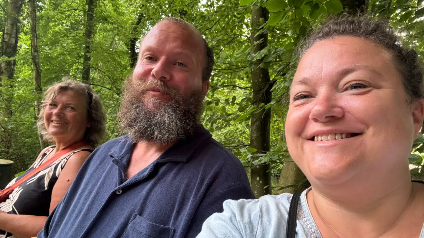 Anne og Jakob sammen med deres mor (tv.).