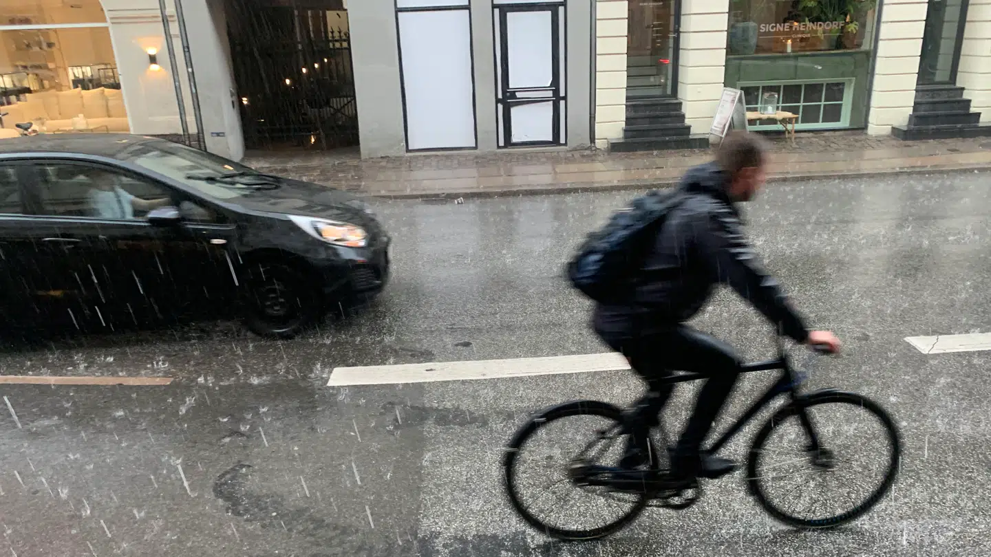 Kraftig regn rammer potentielt Danmark søndag.