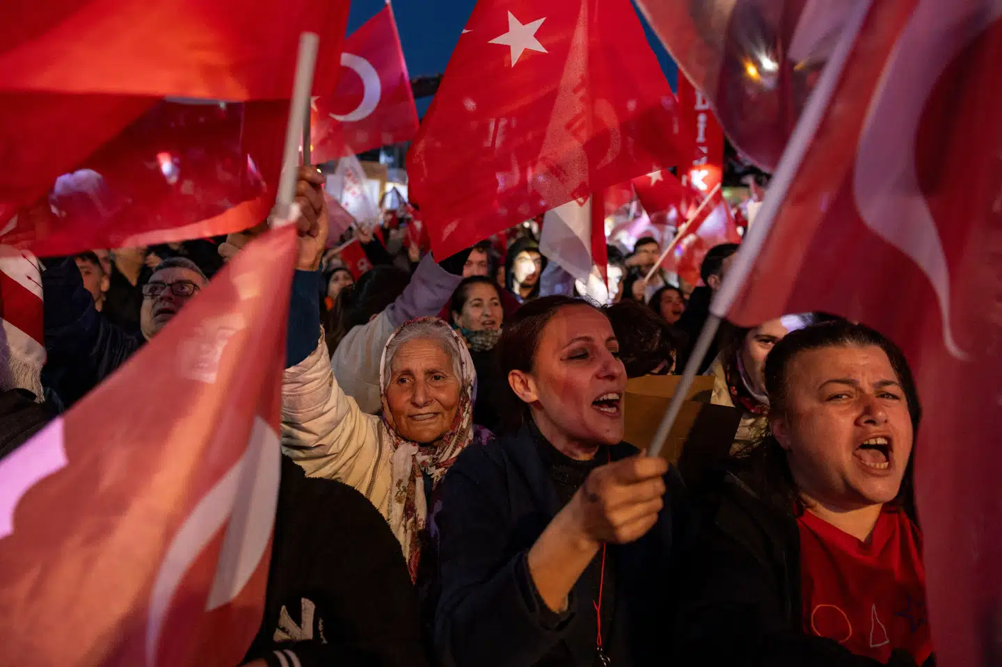 Støtter af Ekrem Imamoglu, der var borgmester i Istanbul og den største rival til præsiden Recep Tayyip Erdogan, demonstrerer mod Imamoglus anholdelse i april. (Arkivfoto).