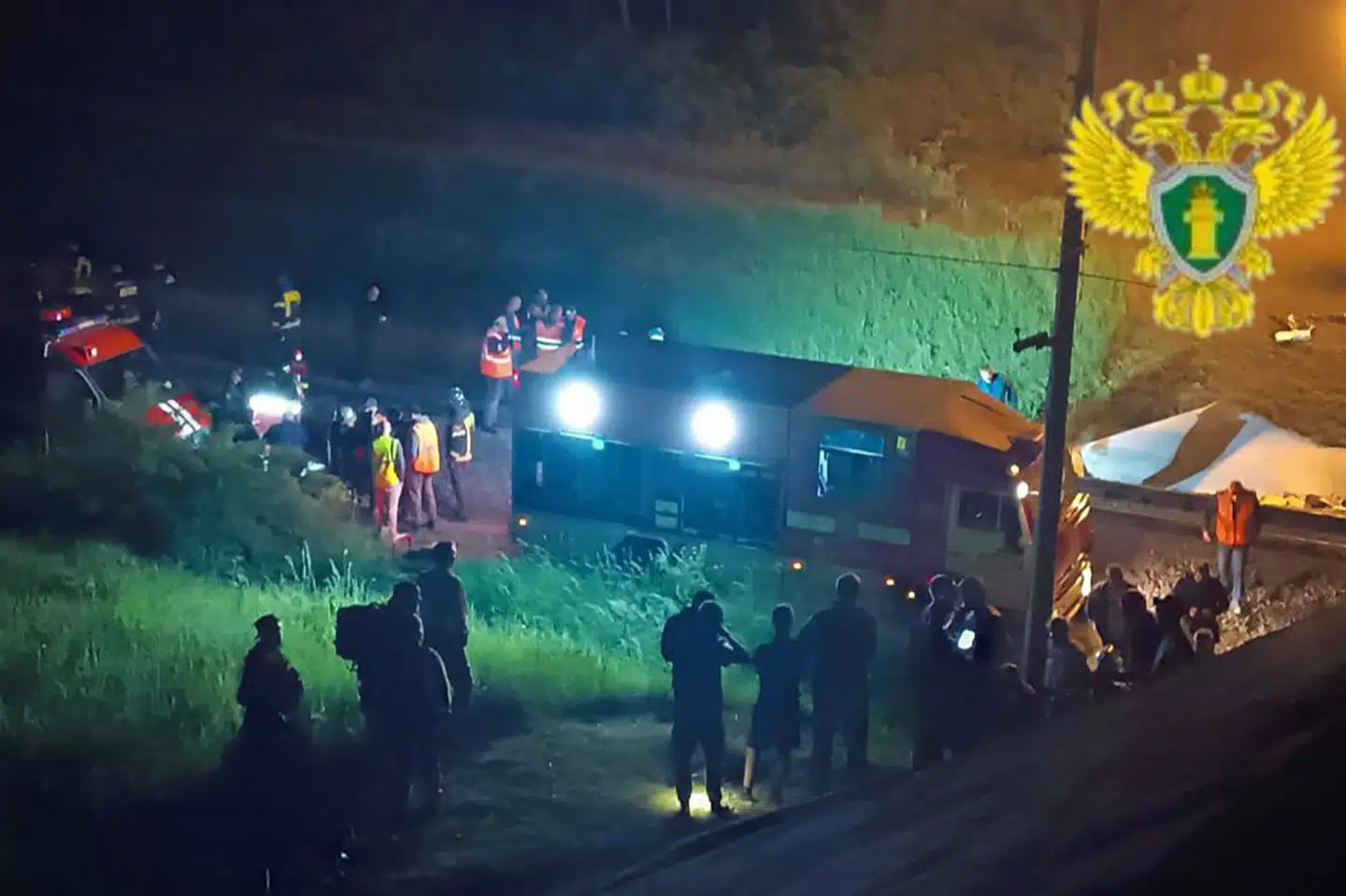 Dette udleverede billede er taget og offentliggjort af Moskvas myndigheder og viser russisk politi arbejde på stedet, hvor der er fundet et brokollaps sted i Brjansk-regionen i Rusland. Syv personer er døde.