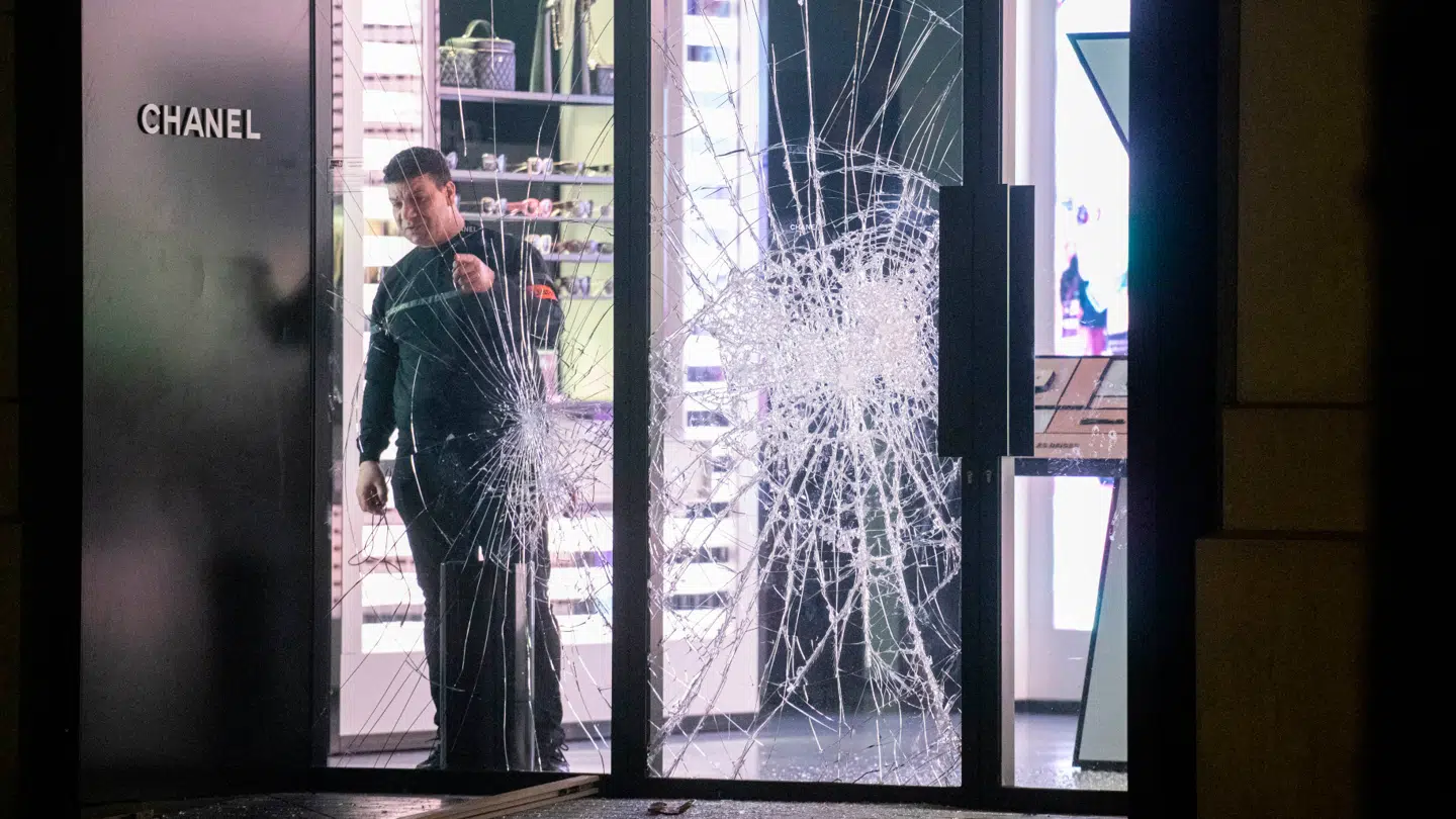 Luksusmærket Chanels butik på Champs-Élysées blev udsat for hærværk af adskillige folk på den historiske gade.