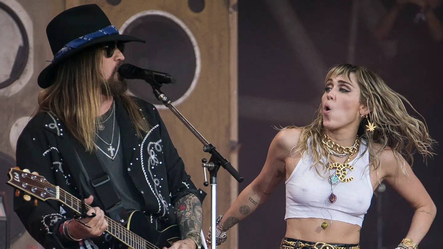 Miley Cyrus og faren, Billy Ray Cyrus, optræder sammen på en festival tilbage i 2019.