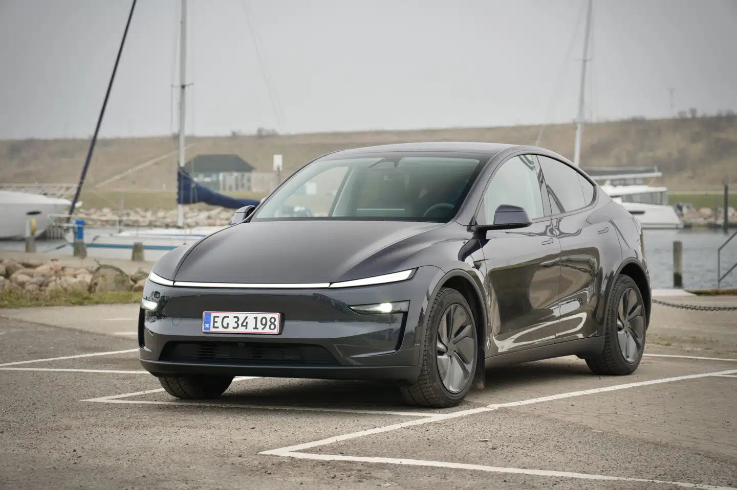 En opdateres version af Teslas Model Y er begyndt at blive leveret i Danmark. Det får ifølge forbrugerøkonom salgstal til at stige efter fald. (Arkiv)