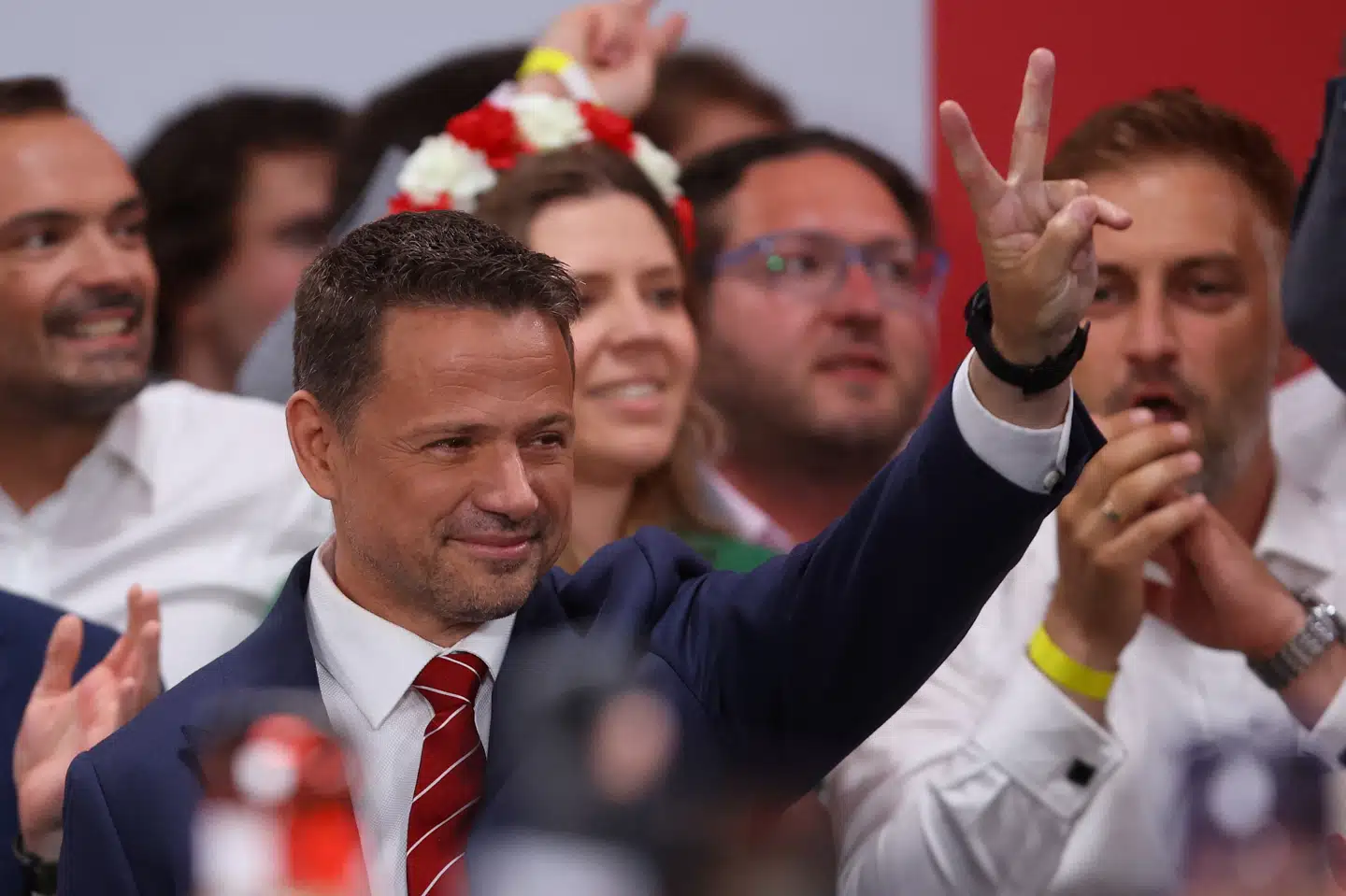 Borgerplatformens præsidentkandidat, Rafal Trzaskowski, laver V-tegn med to fingre efter de første valgstedsmålinger, der gav ham en snæver føring.