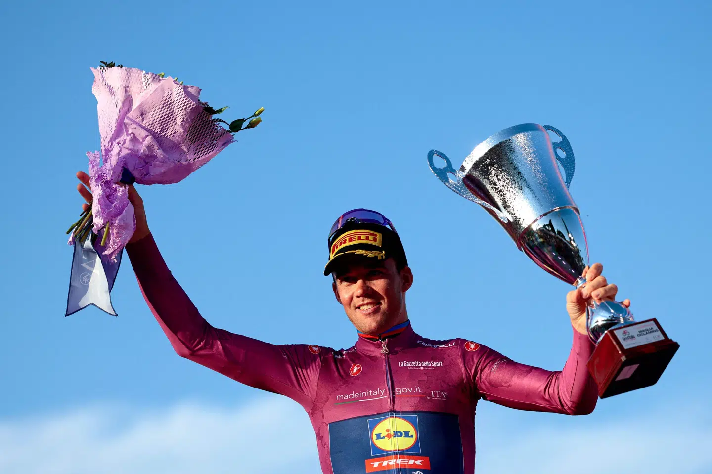 Mads Pedersen har haft masser af succes i Giro d'Italia og var søndag på podiet i Rom, hvor han fik overrakt pointtrøjen efter en suveræn sejr i pointkonkurrencen.