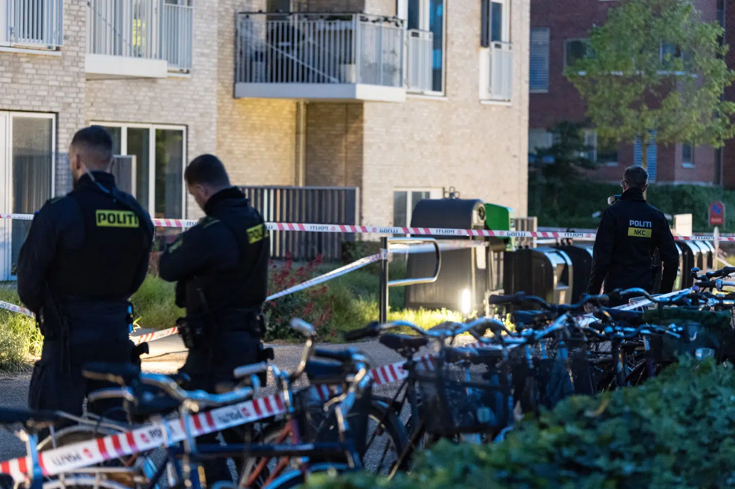 Politiet har afspærret et større område ved Teglholmsgade, efter at to personer er blevet ramt af skud på en adresse. Begge personer er uden for livsfare.
