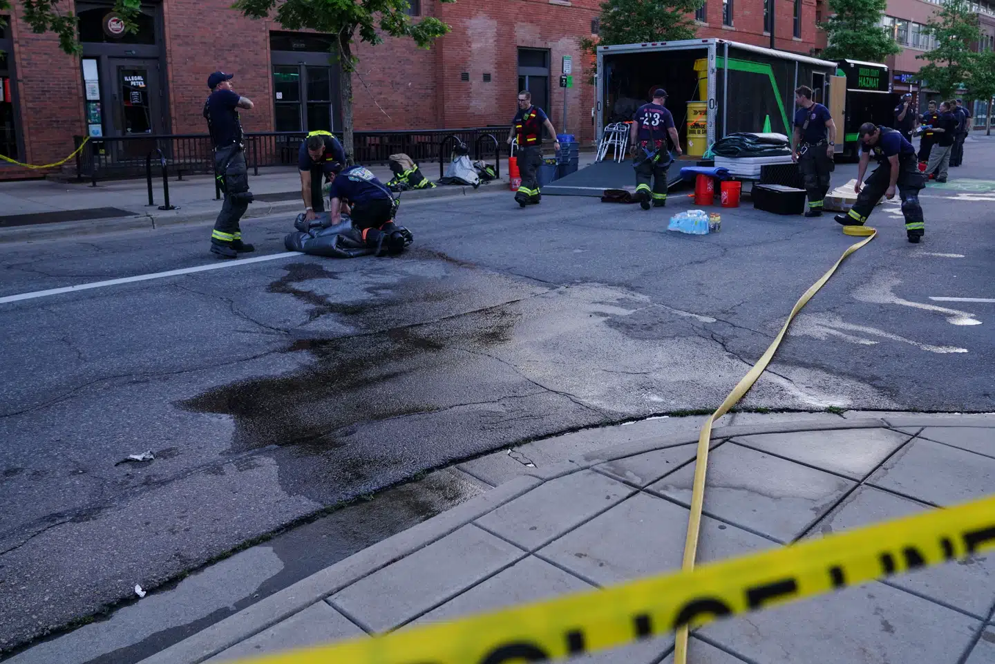 De mest sårede personer er blevet fragtet til hospitalet.