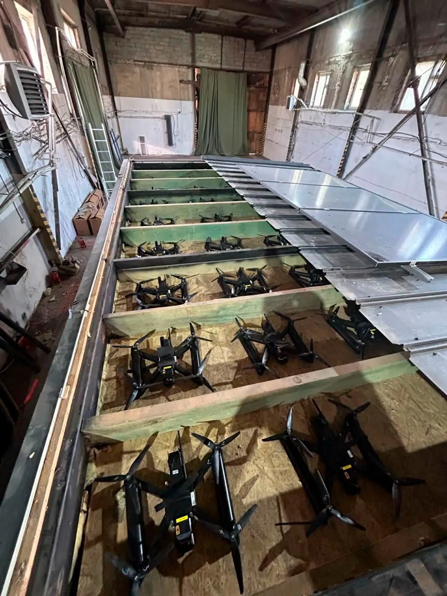 Dette billede, som er udgivet af Ukraines sikkerhedstjeneste den 1. juni, skal vise ukrainske militærdroner. Billedet blev udgivet samme dag, som Ukraine skal have gennemført et stort angreb mod militærfly i Rusland.