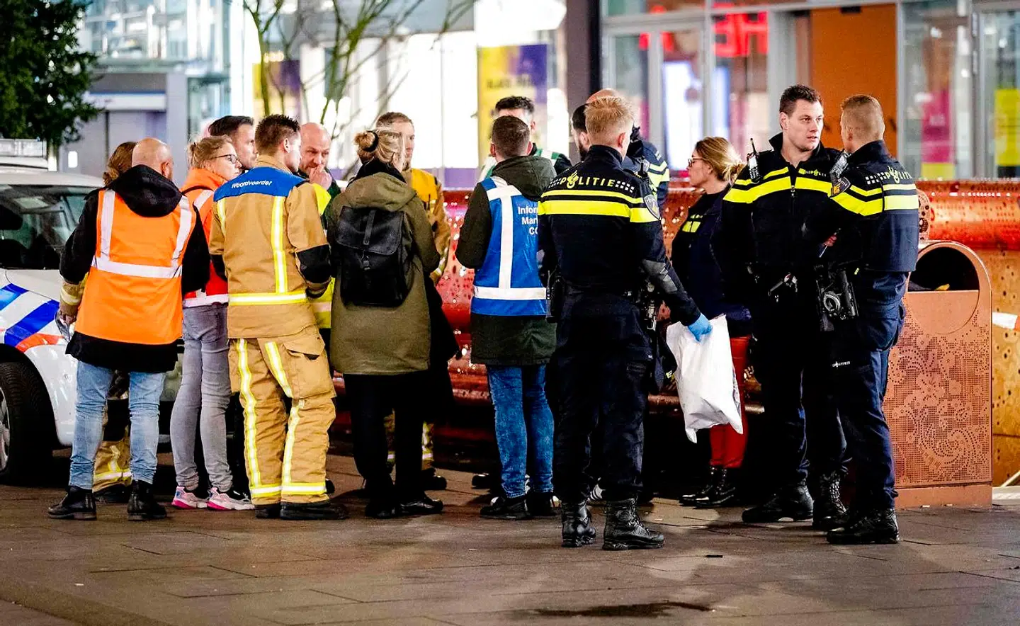 Adskillige personer er fredag aften blevet såret under et knivangreb i Haag. Politiet ankommer til Grote Markstraat, et af de store shopping gader i centrum af den hollandske by.