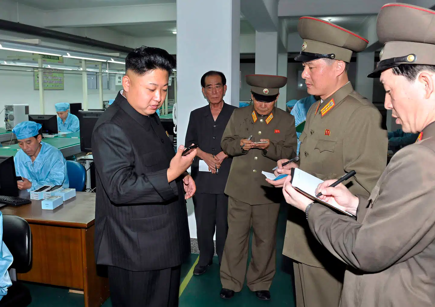 I 2013 besøgte Kim Jong-Un den såkaldte 11. Maj Fabrik. Den producerer nordkoreanske smartphones, der hedder Arirang.