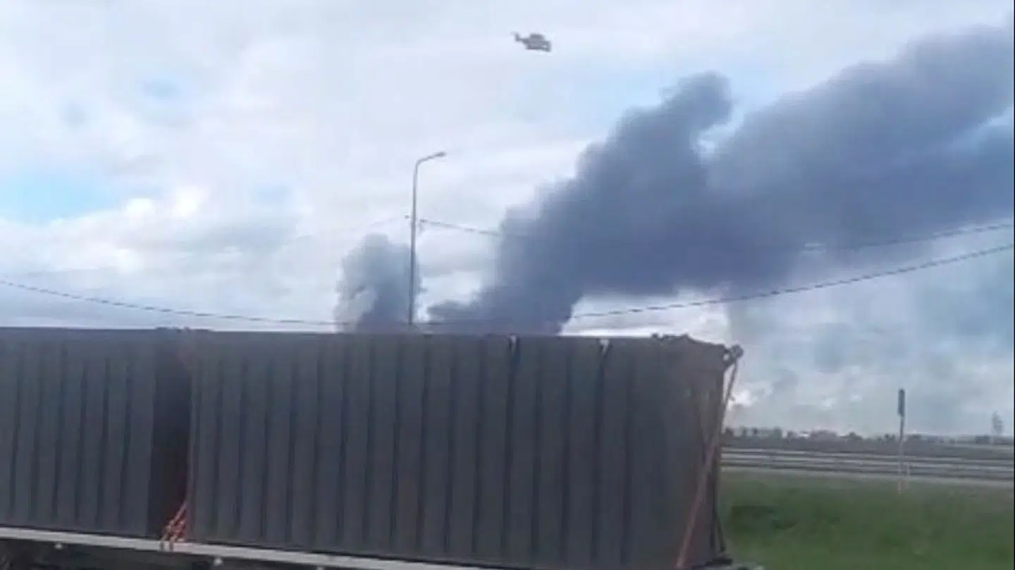 Her ses øjeblikket, hvor en drone sendes afsted fra en lastbil med retning mod en flyveplads i Rusland. Imens står røgen fra et tidligere droneangreb op fra en flyveplads.